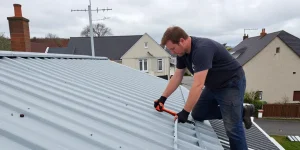 quel artisan pose les gouttières